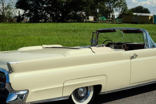 Lincoln Continental Mark III Convertible - Image 17