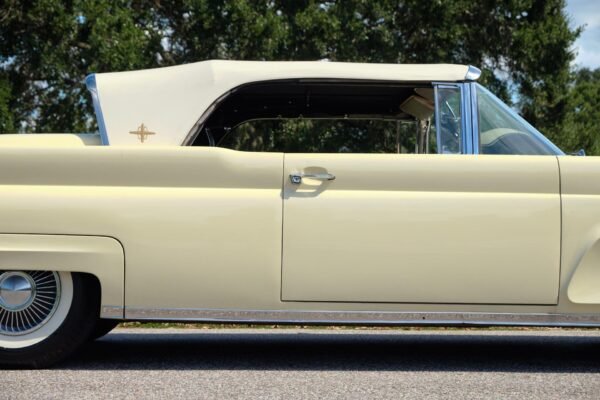 Lincoln Continental Mark III Convertible - Image 24